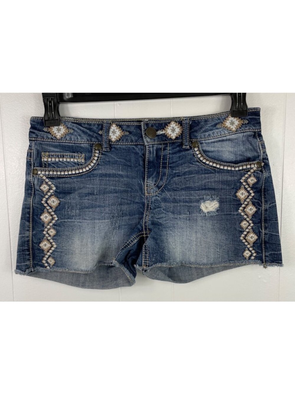 Maurices Womens Distressed Embroidered Blue Denim Shorts Size 5/6